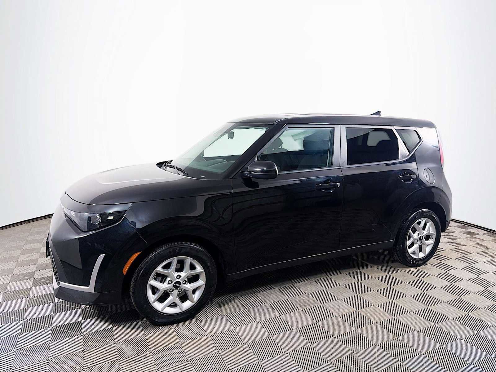 Used 2023 Kia Soul LX w/ Option Group 015 FWD image 1