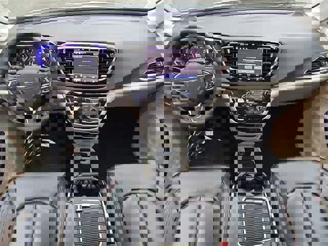 Used 2023 Chrysler Pacifica Touring-L image 15