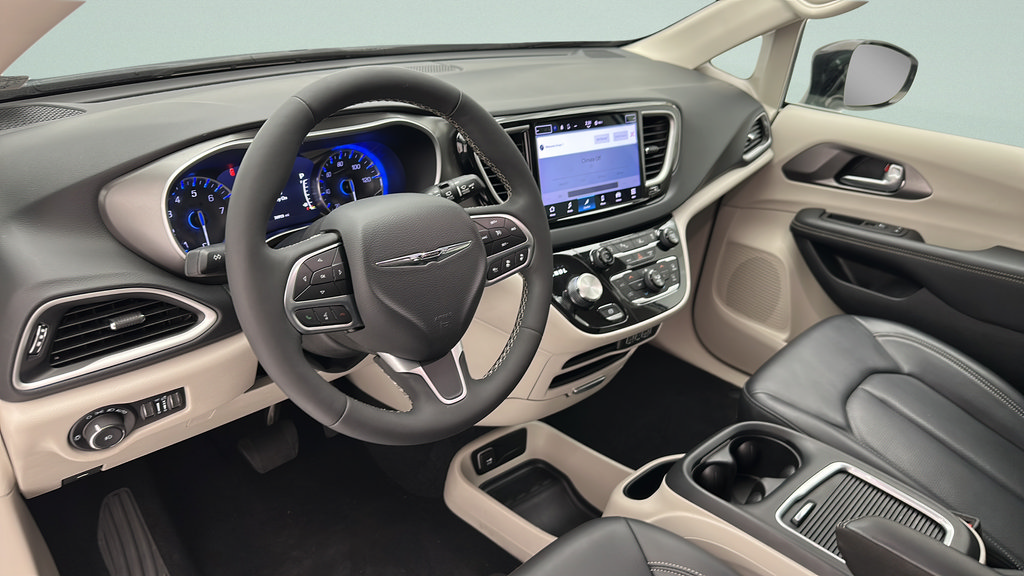 Used 2024 Chrysler Pacifica Touring-L FWD image 12