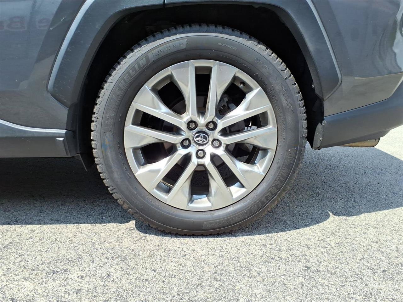 Used 2020 Toyota RAV4 XLE Premium w/ Carpet Mat Package FWD image 5