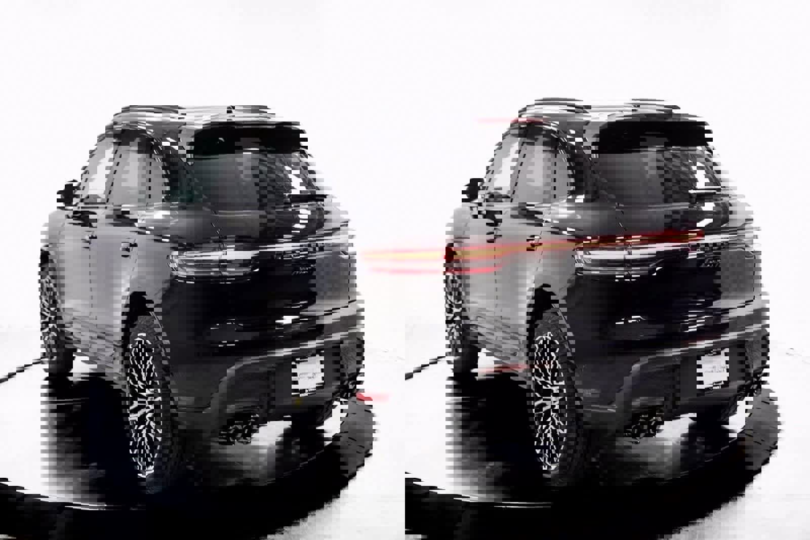 Certified 2025 Porsche Macan Turbo image 3