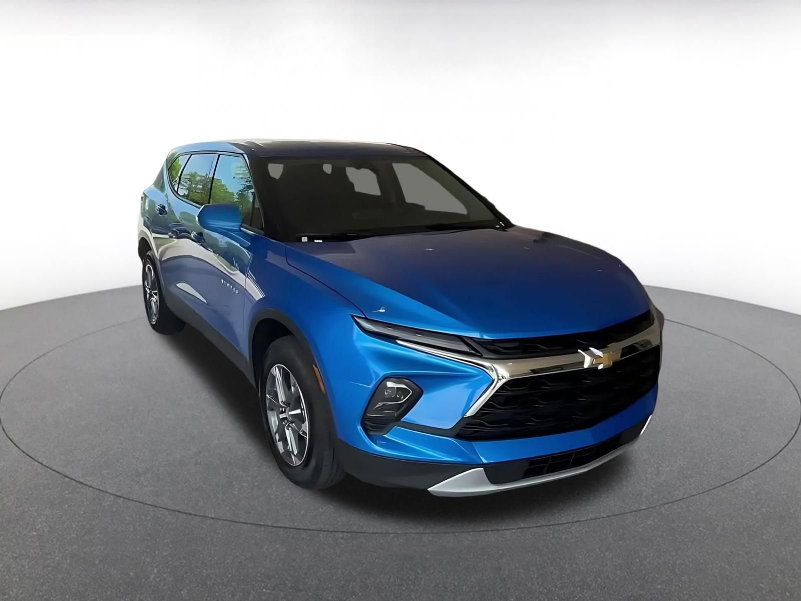 Used 2025 Chevrolet Blazer LT FWD image 3