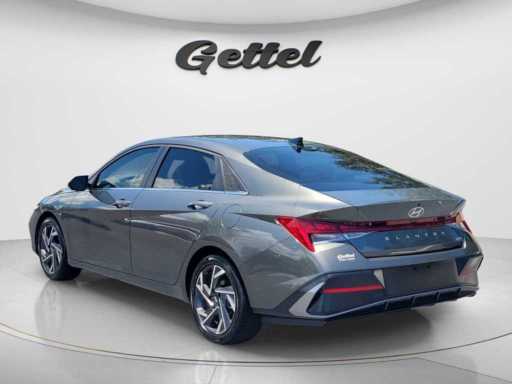 Certified 2025 Hyundai Elantra Limited FWD image 7