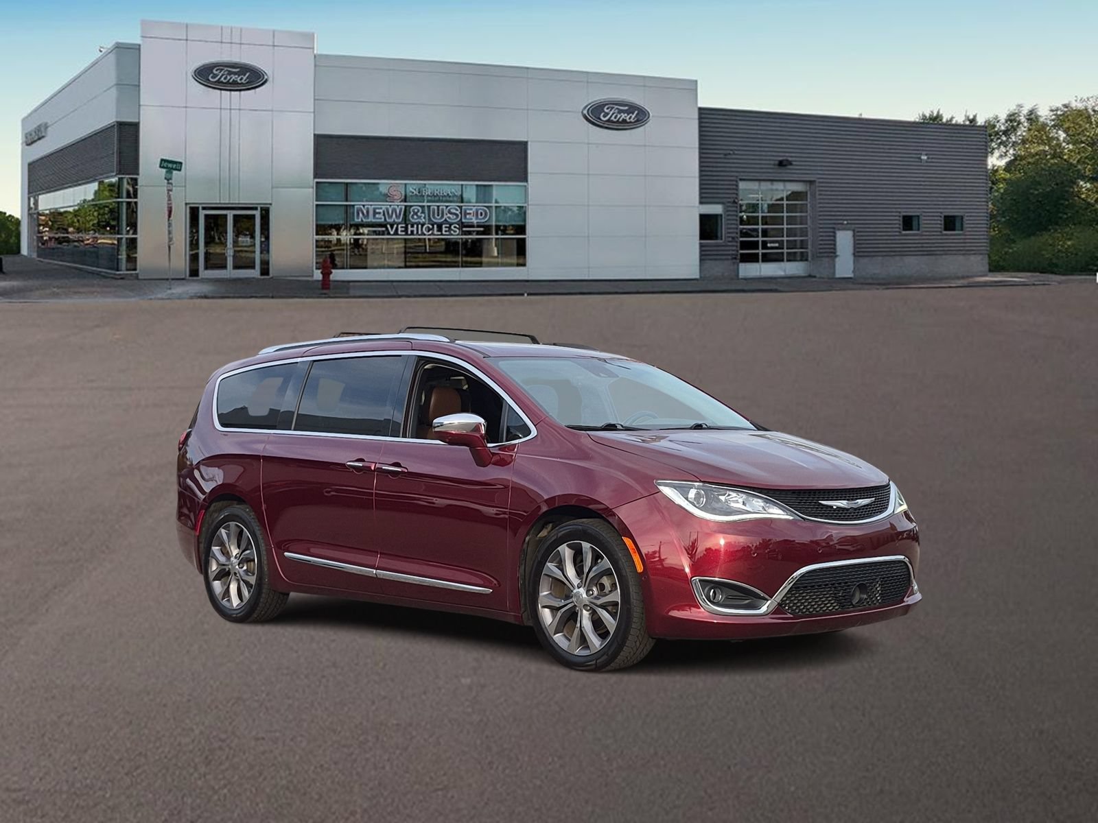 Used 2019 Chrysler Pacifica Limited w/ Tire & Wheel Group FWD image 2