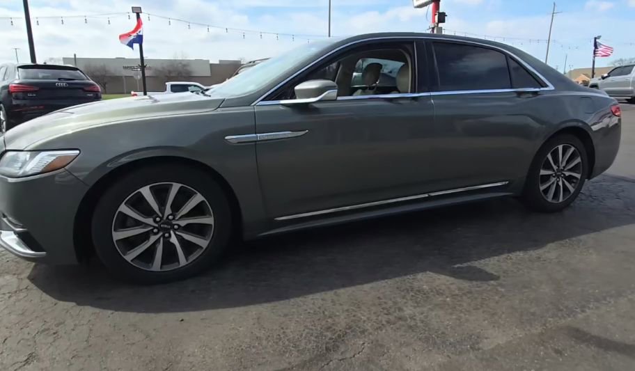 Used 2017 Lincoln Continental Premiere image 10