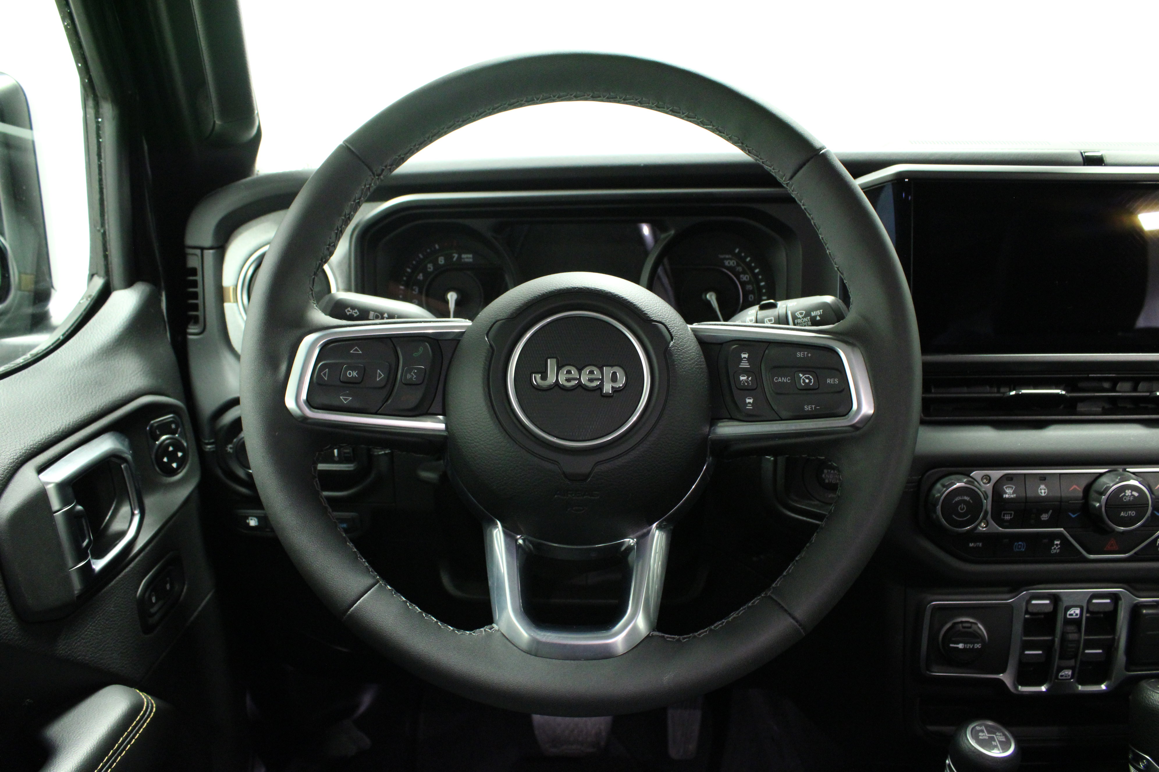 Used 2025 Jeep Wrangler Unlimited Sahara w/ Safety Group AWD/4WD image 21