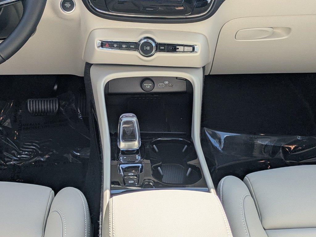 New 2026 Volvo XC40 B5 Plus w/ Protection Package Premier AWD/4WD image 20