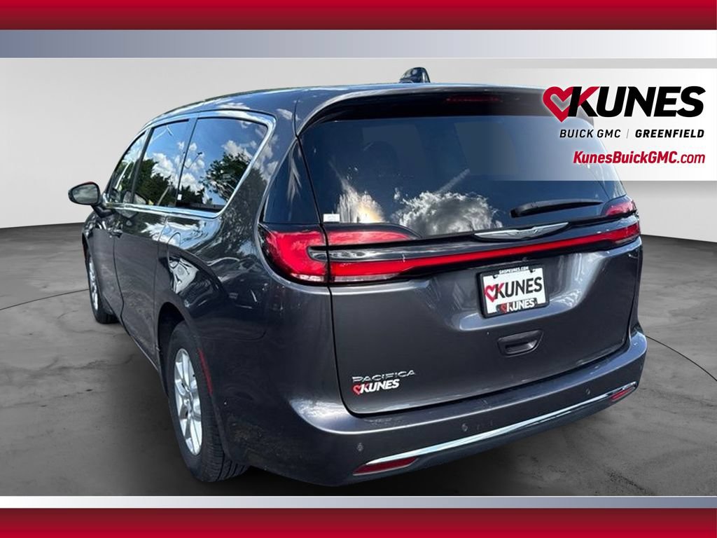Used 2023 Chrysler Pacifica Touring-L FWD image 8