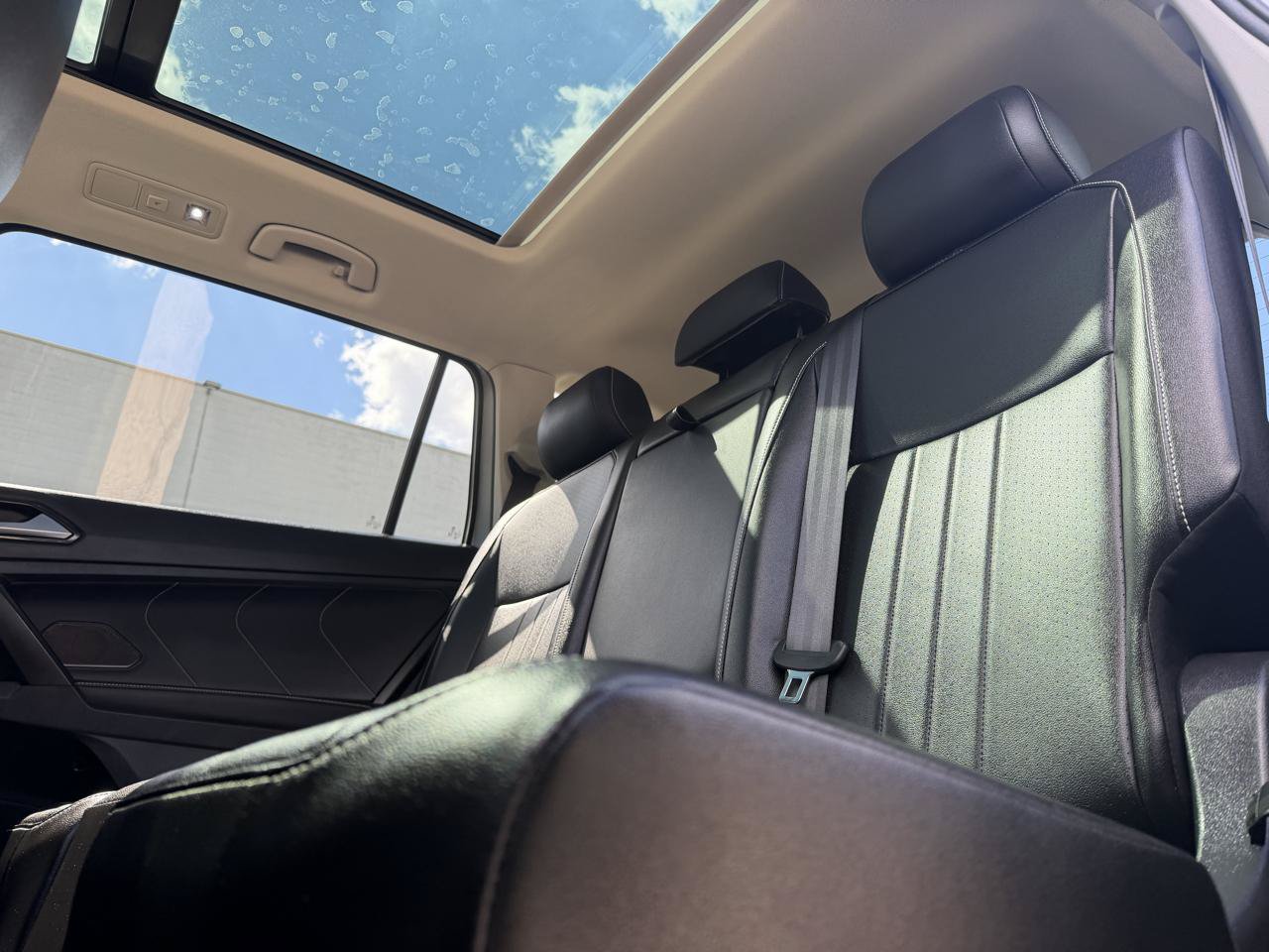 Used 2024 Volkswagen Tiguan SE w/ Panoramic Sunroof Package AWD/4WD image 9