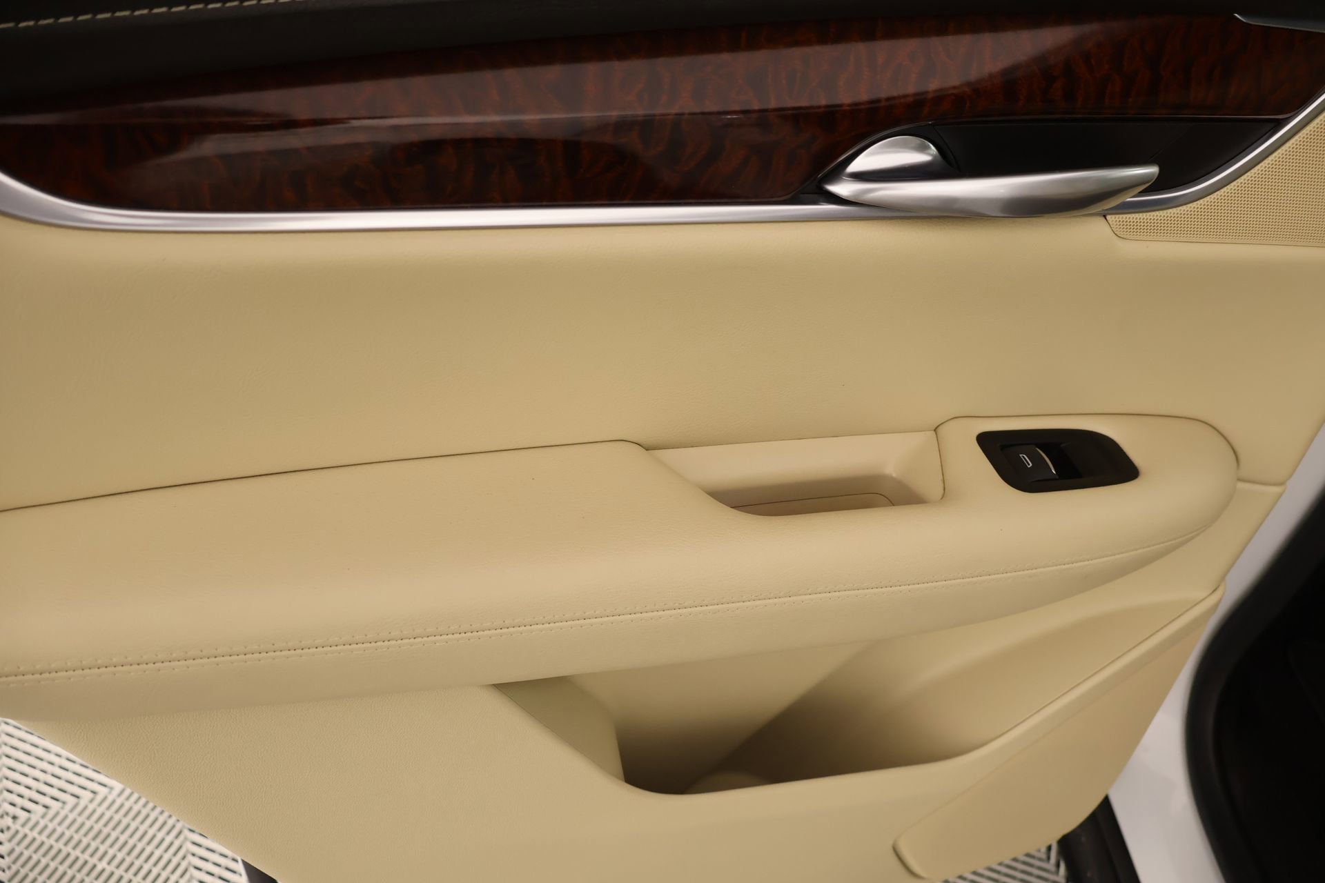 Used 2018 Cadillac XT5 Luxury w/ Driver Awareness Package image 18