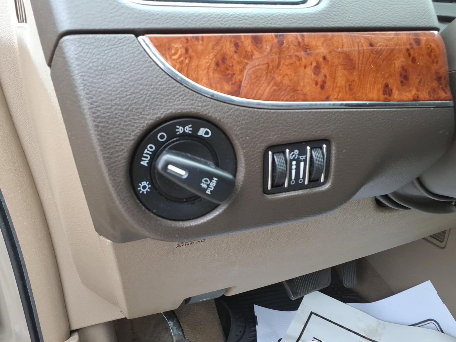 Used 2015 Chrysler Town & Country Touring FWD image 17