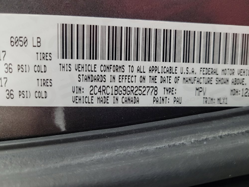Used 2016 Chrysler Town & Country Touring FWD image 33