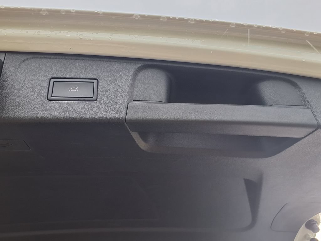 Used 2025 Volkswagen Atlas SE FWD image 14