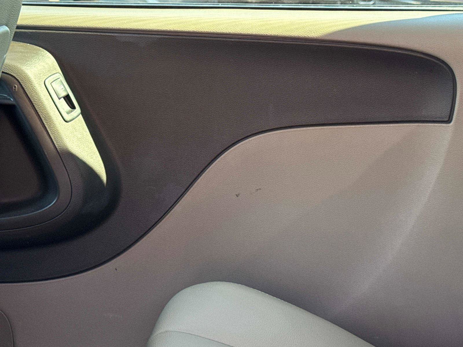 Used 2016 Chrysler Town & Country Touring image 15