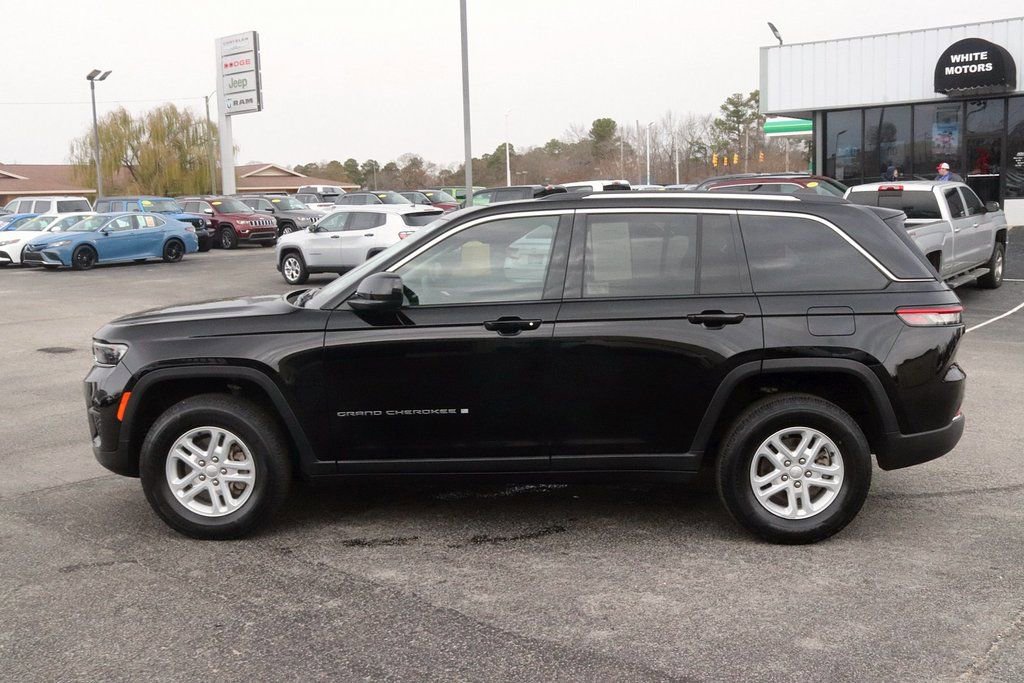 Used 2023 Jeep Grand Cherokee Laredo AWD/4WD image 4