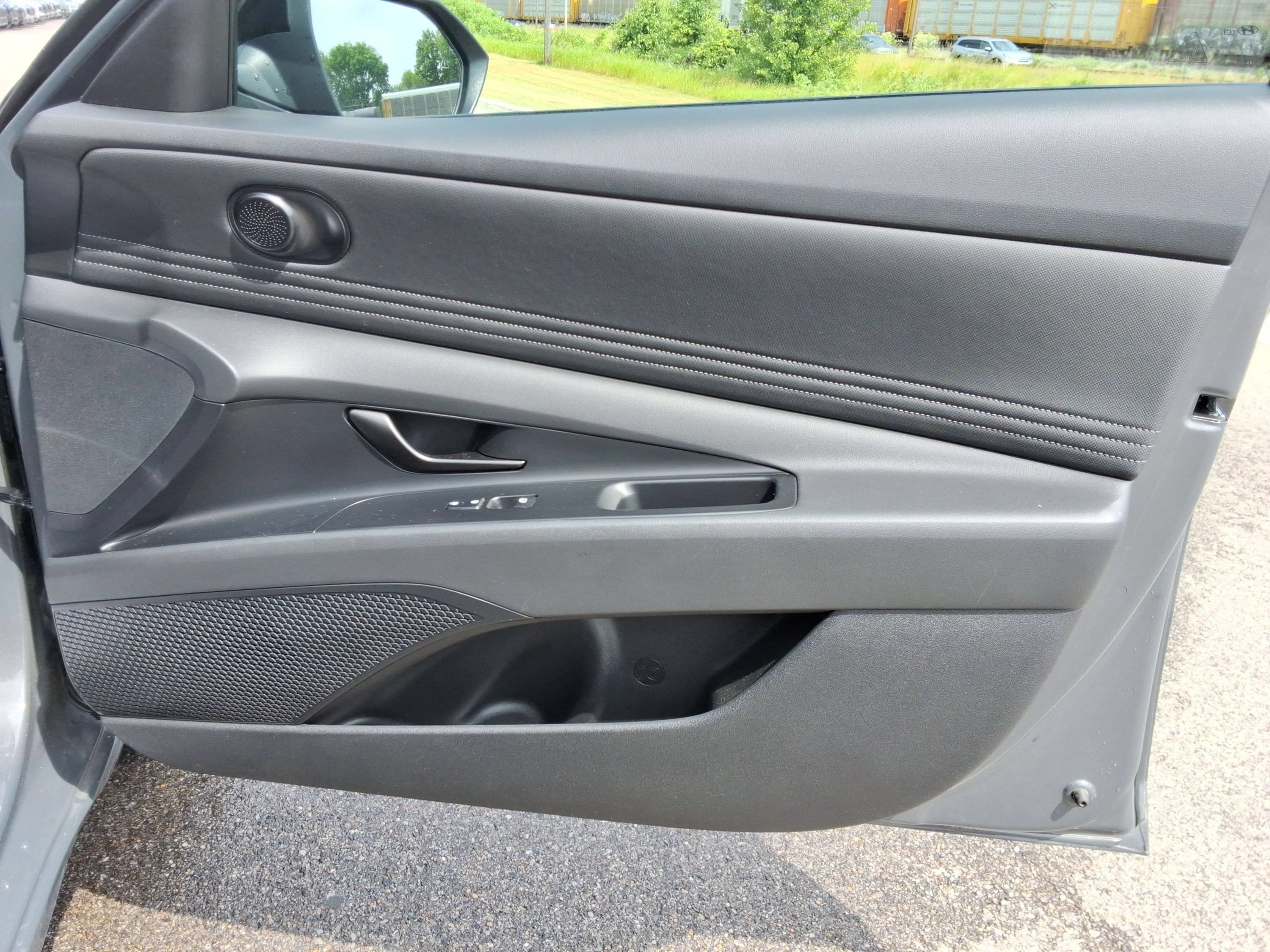 Used 2025 Hyundai Elantra SEL FWD image 26