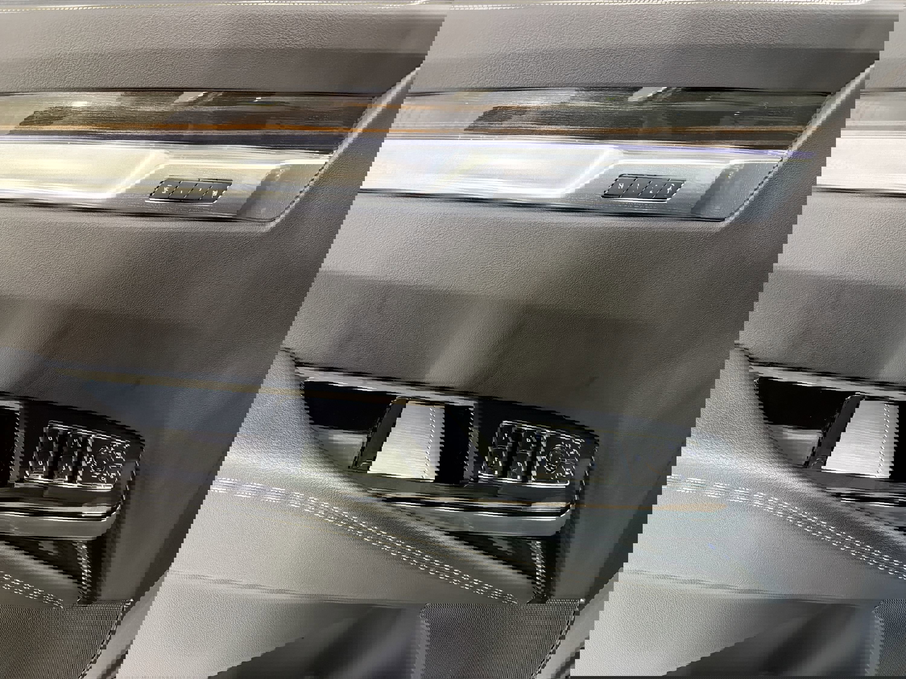 Used 2025 Cadillac Escalade Premium Luxury image 12