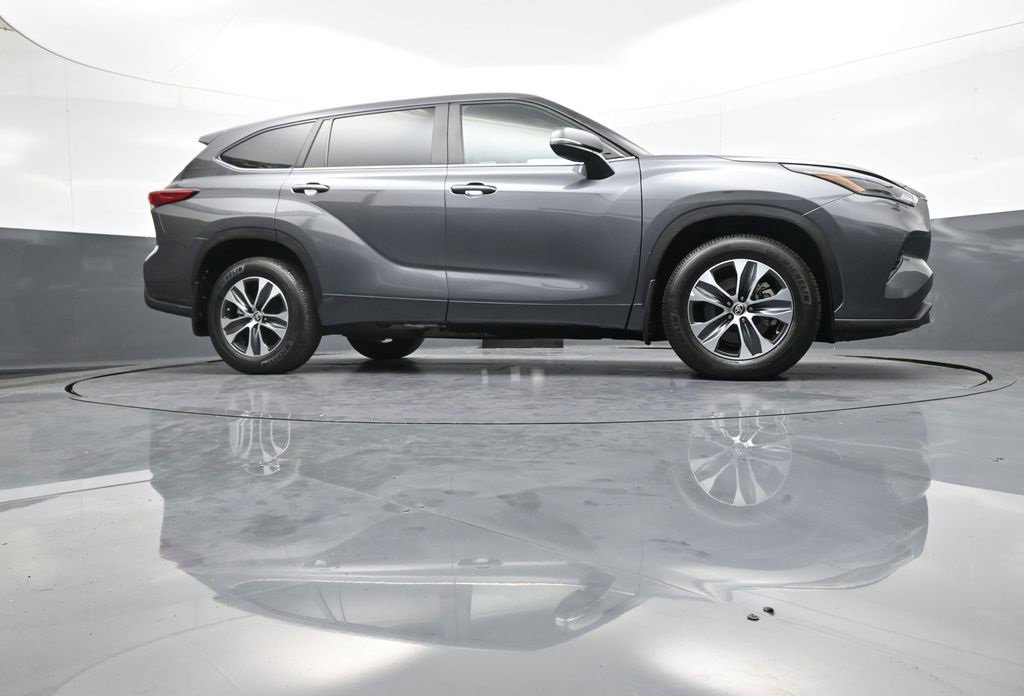 Certified 2023 Toyota Highlander XLE image 31
