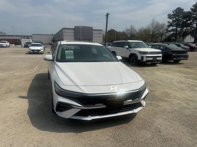 Used 2024 Hyundai Elantra Limited image 2