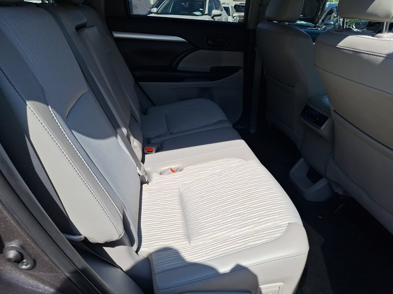 Used 2019 Toyota Highlander Plus FWD image 30