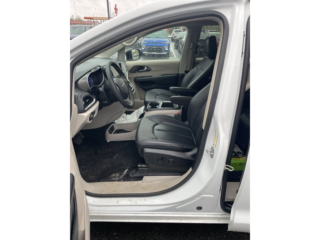 Used 2024 Chrysler Pacifica Select FWD image 14