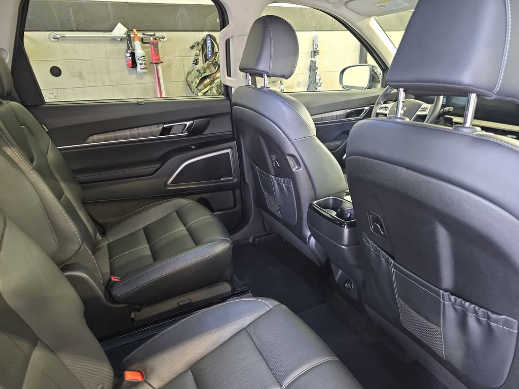 Used 2024 Kia Telluride EX w/ EX Captain's Chair Package image 11