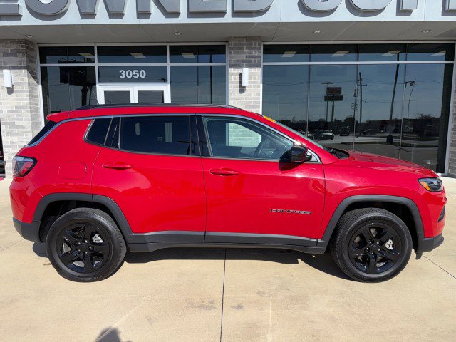 Used 2024 Jeep Compass Latitude AWD/4WD image 1