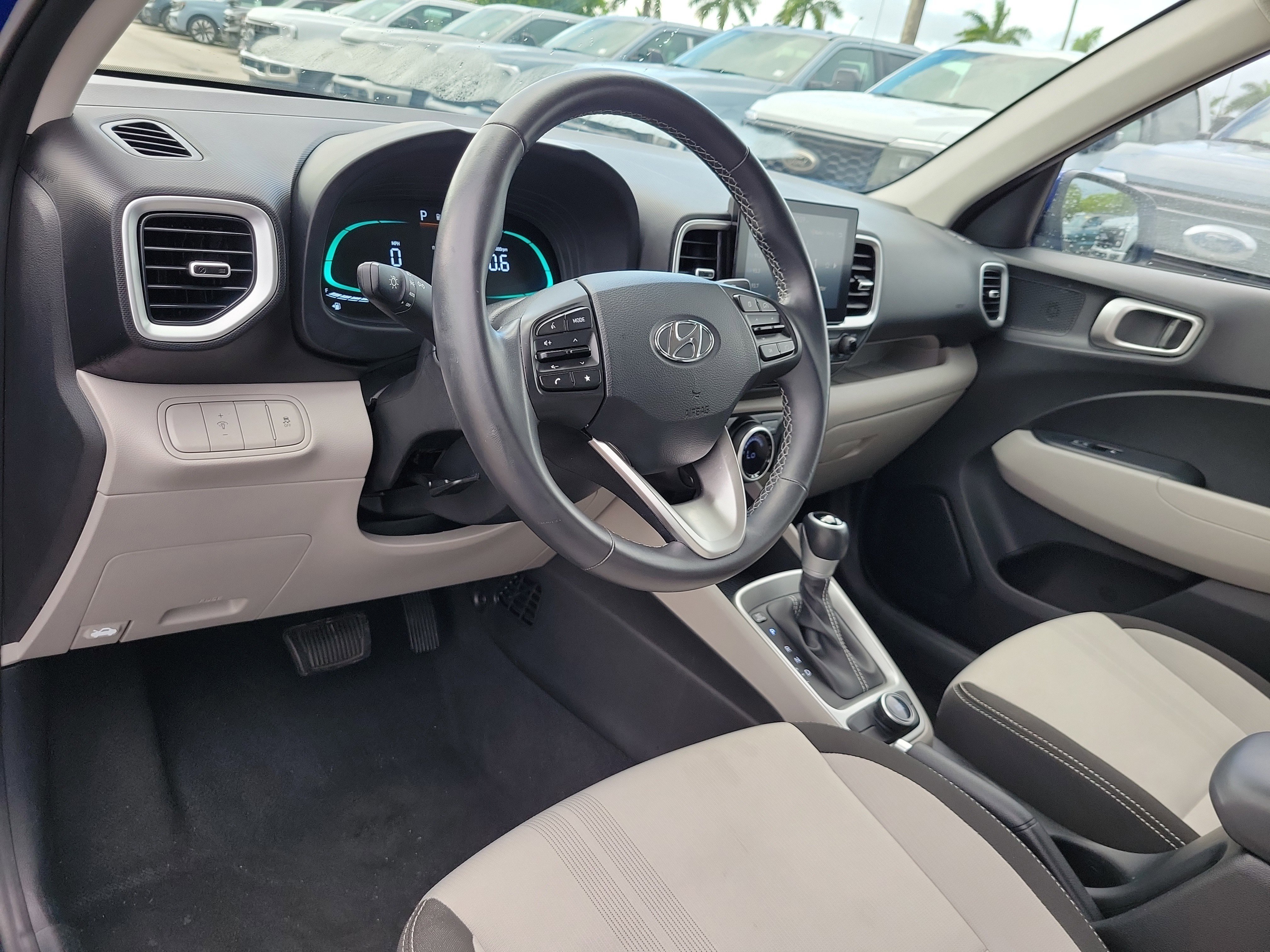 Used 2025 Hyundai Venue FWD image 9