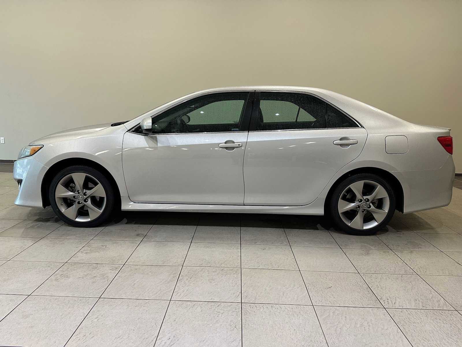 Used 2013 Toyota Camry SE w/ Leather Pkg image 3