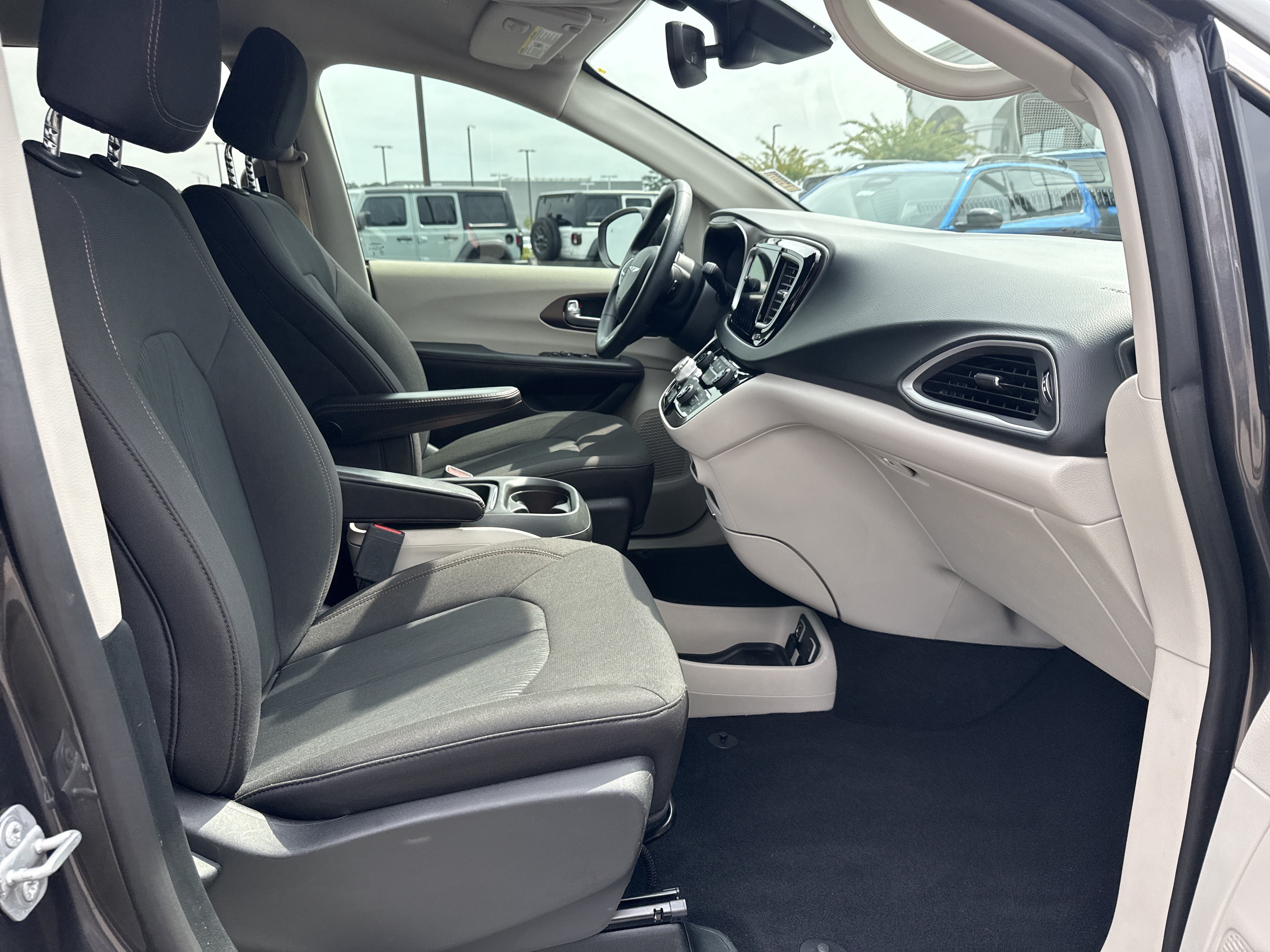 Used 2019 Chrysler Pacifica Touring Plus w/ Advanced Safetytec Group FWD image 13