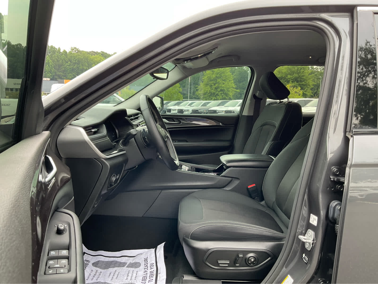 Used 2022 Jeep Grand Cherokee Laredo w/ Luxury Tech Group I RWD image 12