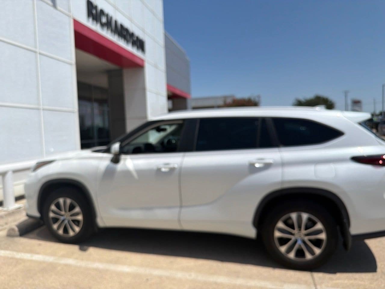 Used 2024 Toyota Highlander XLE FWD image 7
