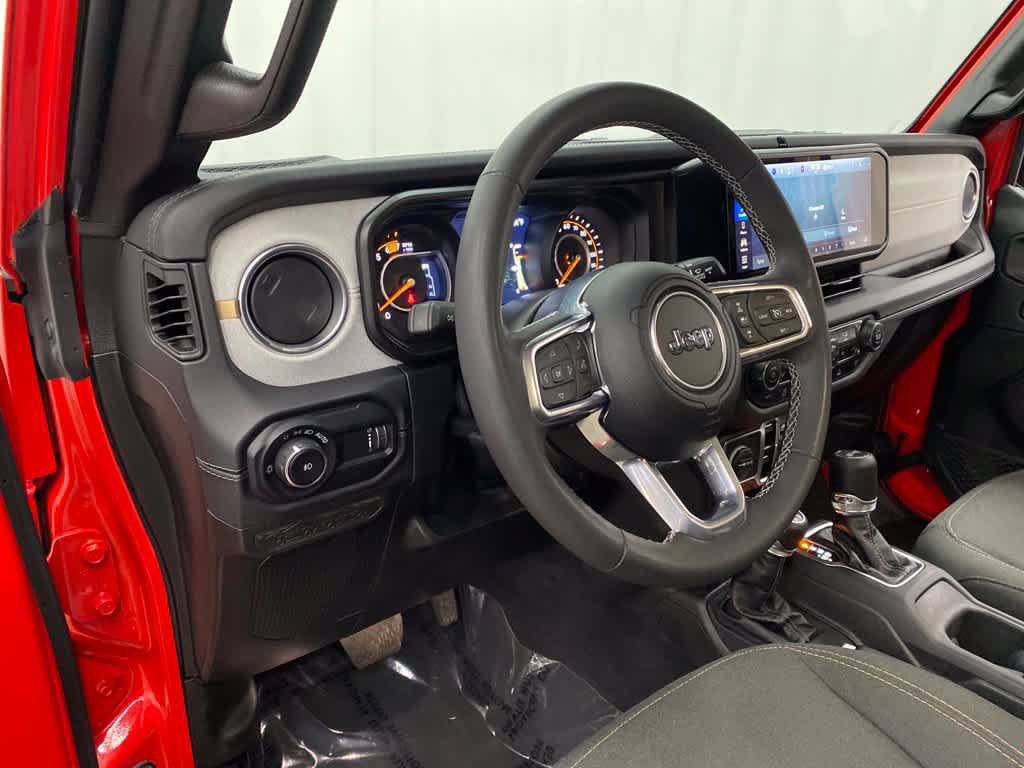 Used 2025 Jeep Wrangler Unlimited Sahara AWD/4WD image 2