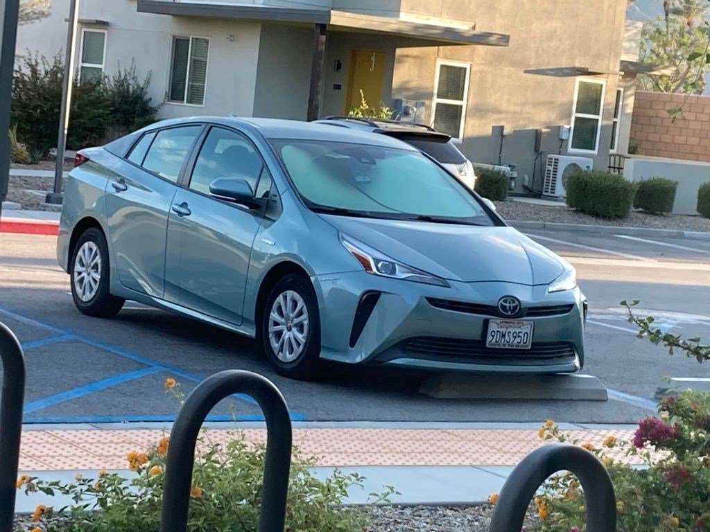 Used 2022 Toyota Prius L Eco FWD image 4