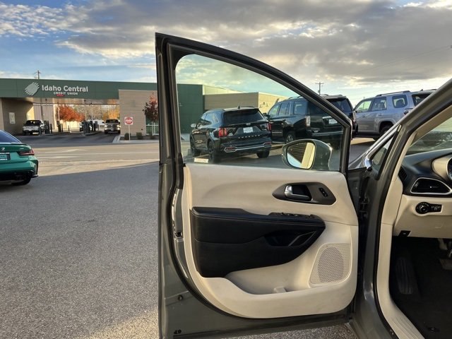 Used 2022 Chrysler Pacifica Touring-L image 31