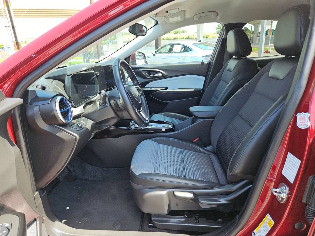 Used 2025 Chevrolet Trax LT w/ LT Convenience Package FWD image 11