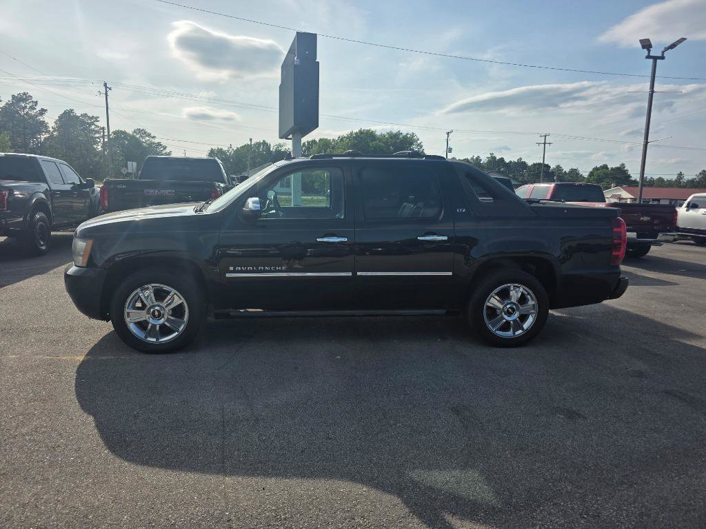 Used 2009 Chevrolet Avalanche LTZ AWD/4WD image 2