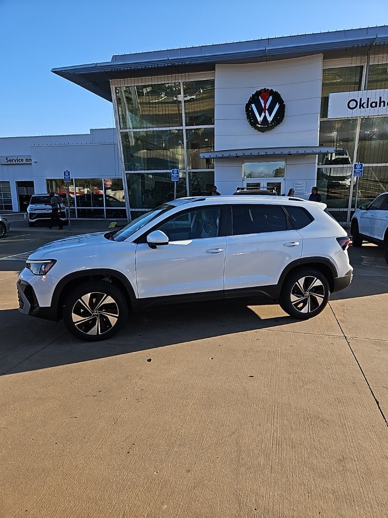 New 2026 Volkswagen Taos SE image 8