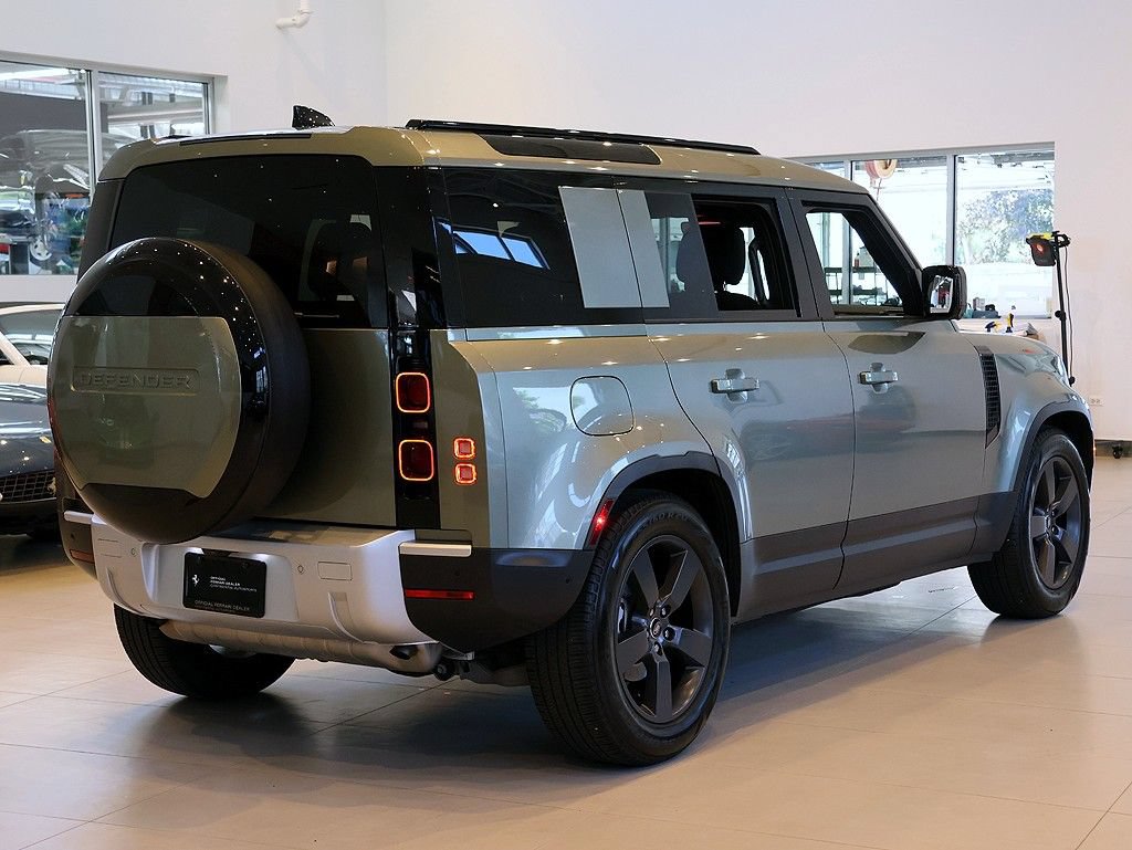 Used 2025 Land Rover Defender 110 S AWD/4WD image 30