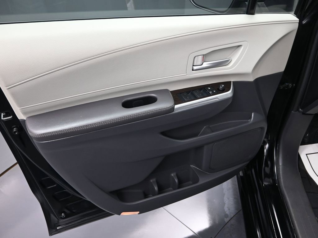 Used 2024 Toyota Sienna XLE image 10