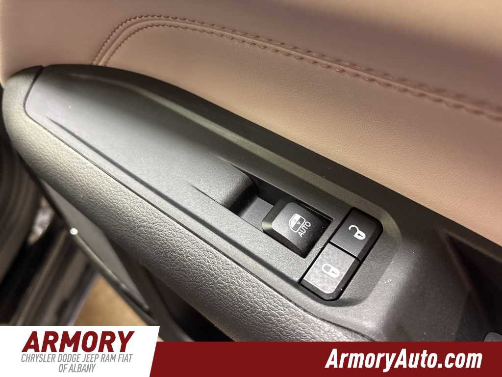 Used 2025 Jeep Compass Limited image 35