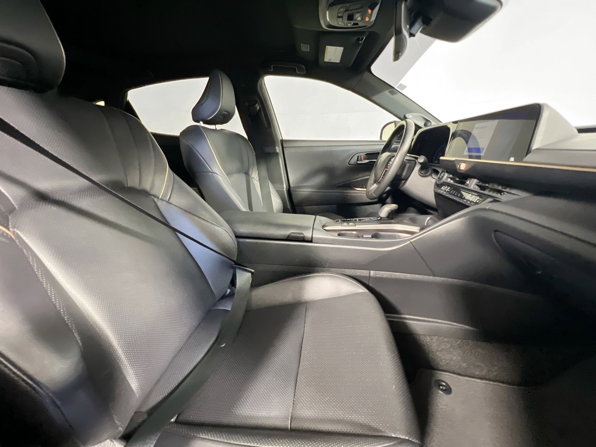 Used 2023 Toyota Crown Limited image 31