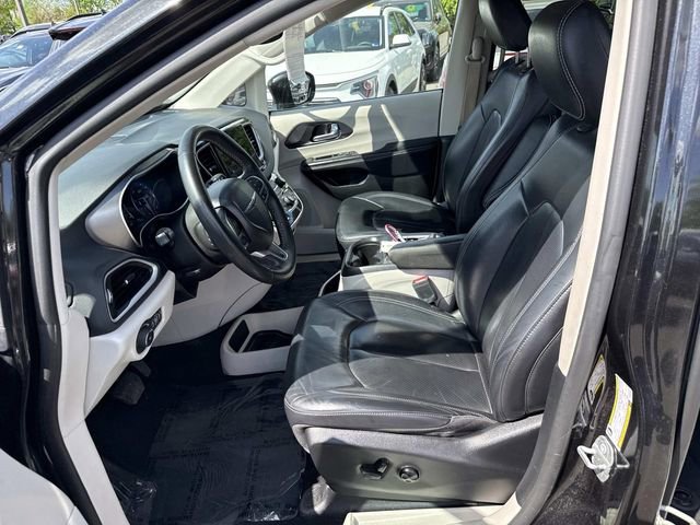 Used 2022 Chrysler Pacifica Touring-L image 14