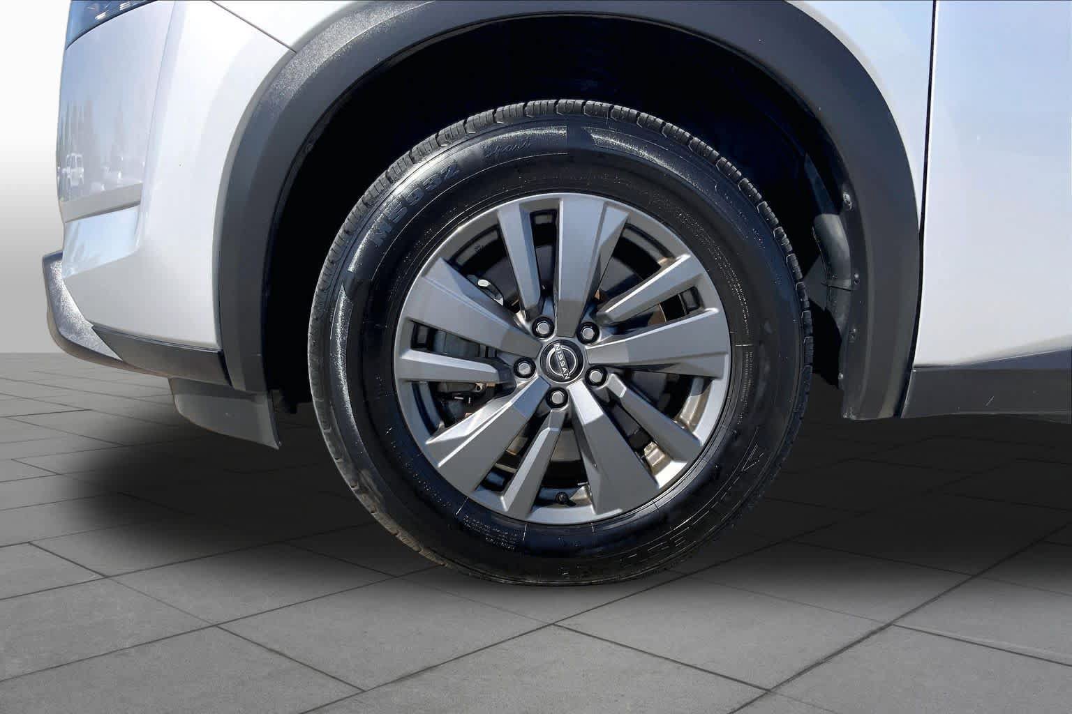 Used 2023 Nissan Pathfinder SV FWD image 11