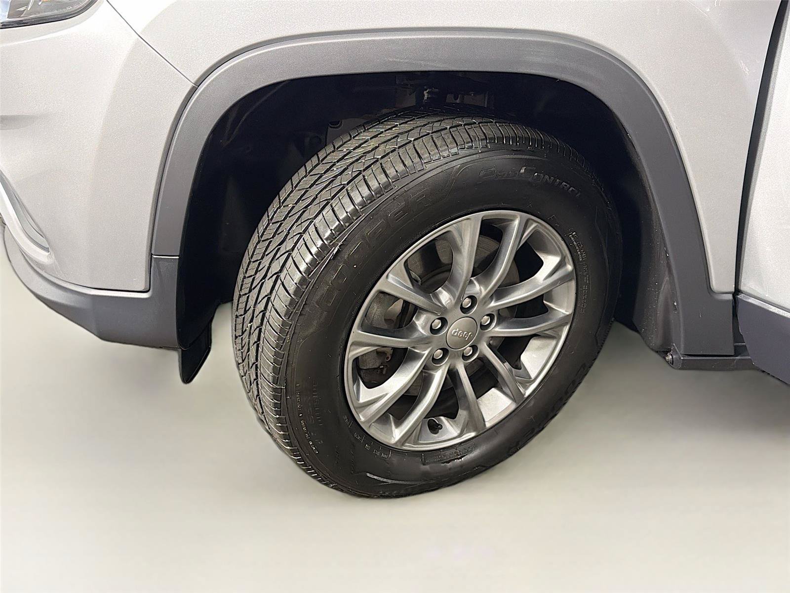 Used 2020 Jeep Cherokee Latitude Plus w/ Comfort/Convenience Group AWD/4WD image 35