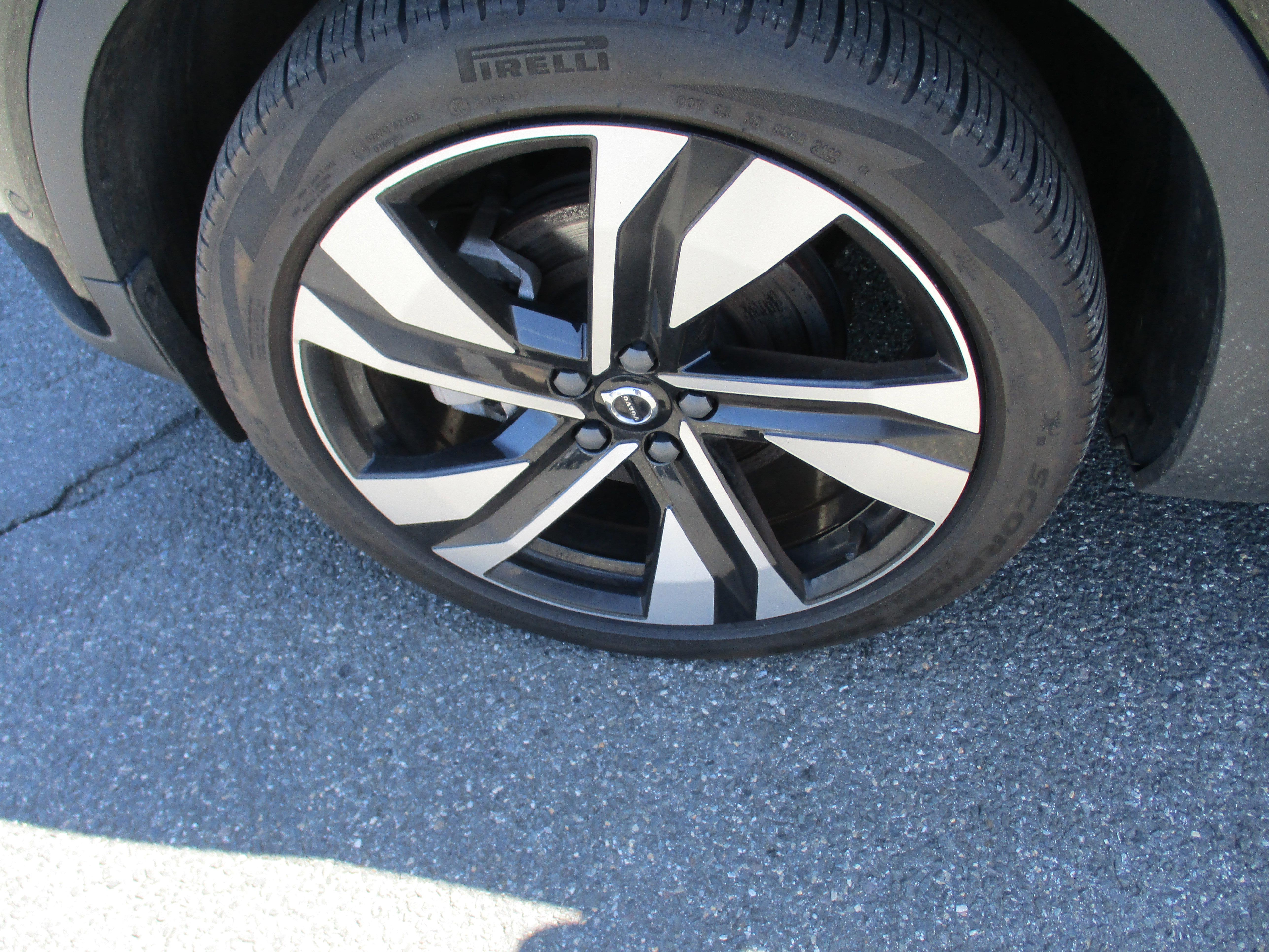 Used 2023 Volvo XC40 B5 Plus w/ Driver Assist Package AWD/4WD image 9