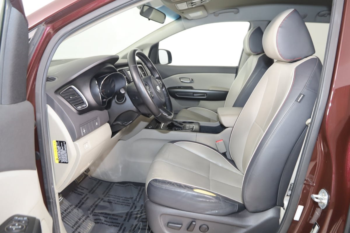 Used 2017 Kia Sedona LX w/ LX Essentials Premium Package FWD image 11