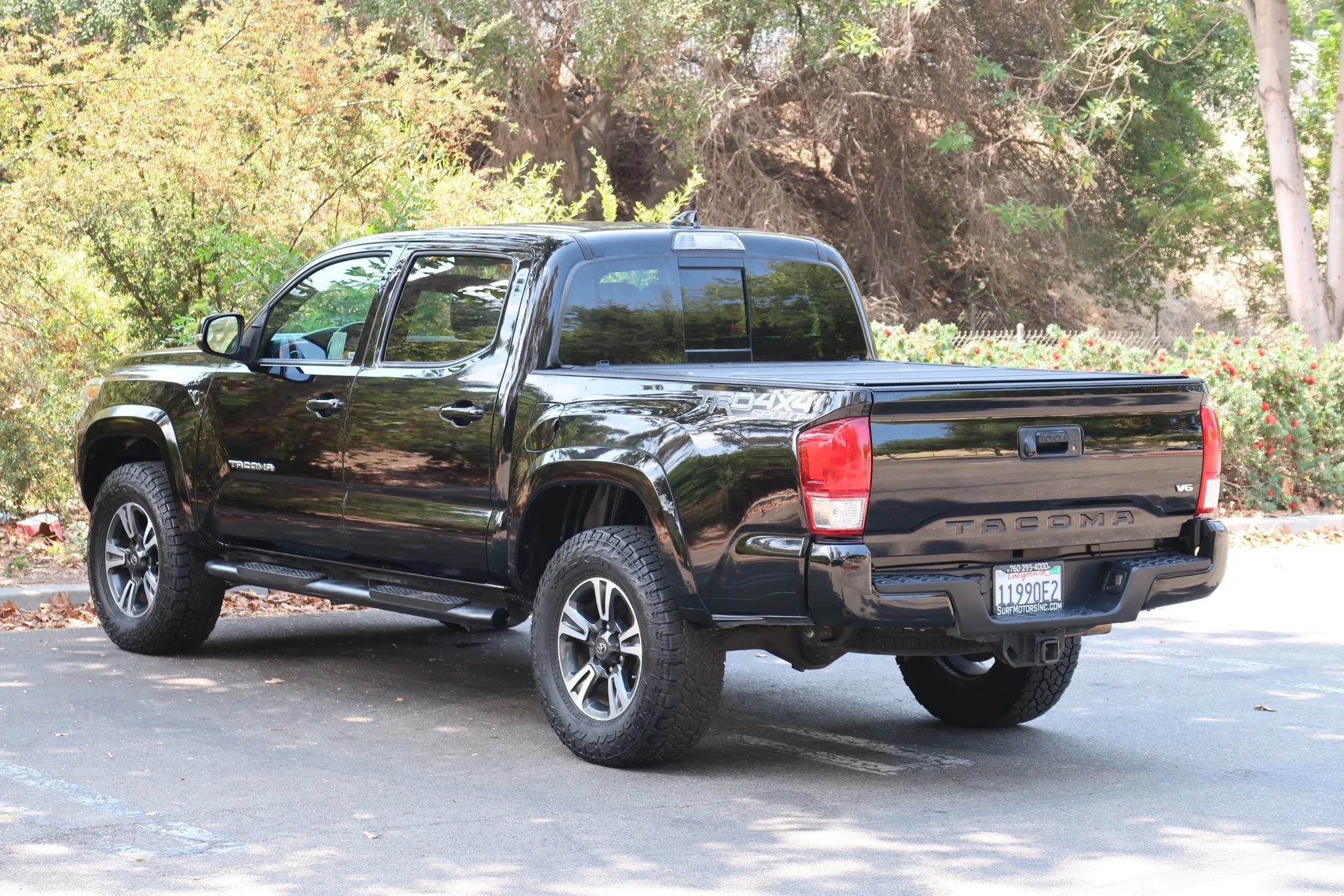 Used 2017 Toyota Tacoma TRD Sport w/ Tow Package (A/T) AWD/4WD image 9