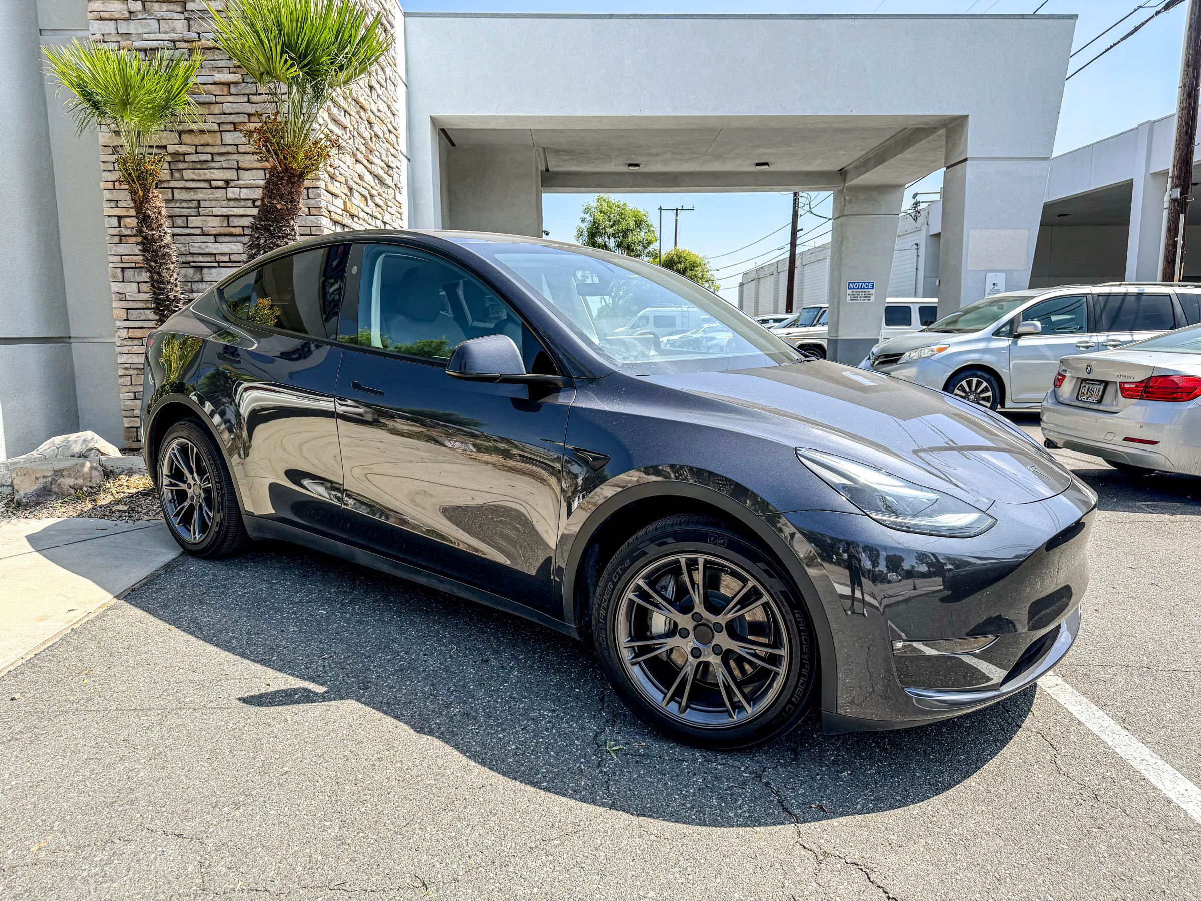 Used 2024 Tesla Model Y Long Range AWD/4WD image 1