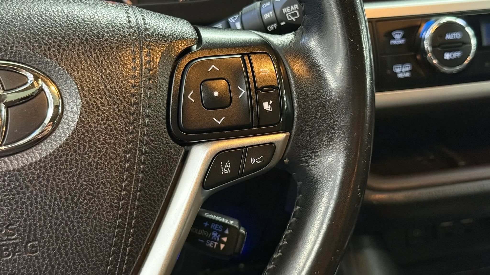 Used 2019 Toyota Highlander XLE AWD/4WD image 24